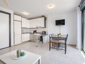 Möbel, Cabinetry, Countertop, Sinken, Rechteck, Interior Design, Holz, Stuhl, Küche, Fussboden