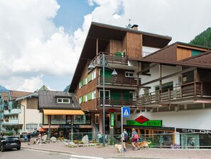 Himmel, Wolke, Gebäude, Rad, Auto, Urban Design, Nachbarschaft, Wohngebiet, Fahrzeug