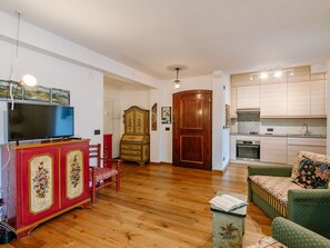 Cabinetry, Meubles, Cuisine, Bâtiment, Bois, Électroménager, Comptoir, Design Intérieur, Salon, Sol