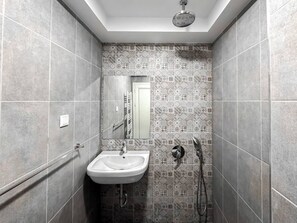 “Refresh and recharge in our modern en-suite bathroom, thoughtfully designed for both style and convenience.”