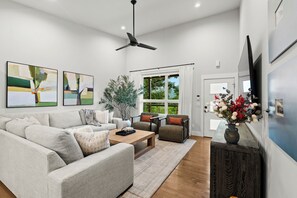 Living room - gather around in comfort!
