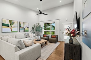 Living room - gather around in comfort!