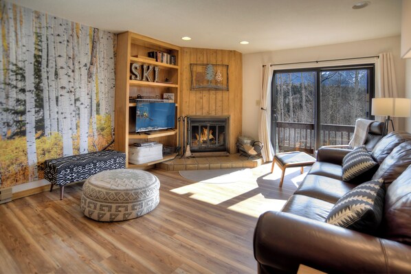 Cozy Condo with Fireplace, Deck with Views, Smart TV