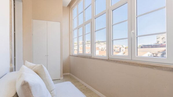 Relax in a stylish studio with large windows showcasing Lisbon's best view.
#cityview #sunlight #modern #relax #portugal #pt #lisbon
