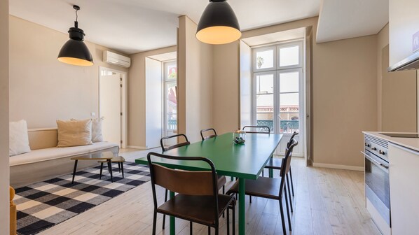 A modern dining space perfect for casual meals or a quick coffee with a view.
#diningarea #kitchenette #modern #portugal #pt #lisbon