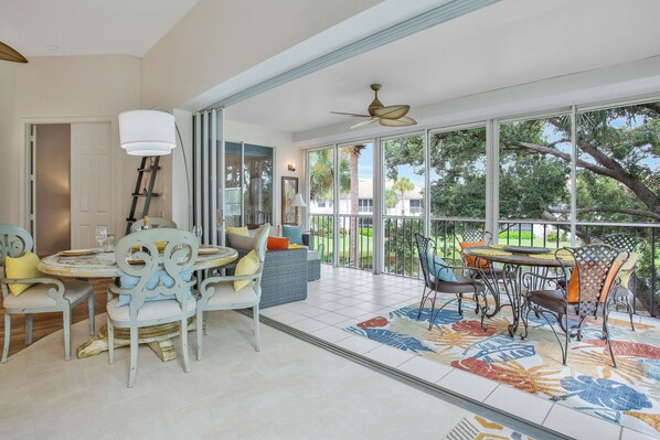 High ceilings, connected creened lanai