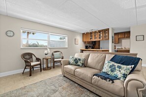 Living Area w/plenty of seating for everyone