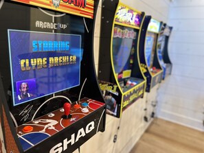 Retro arcade fun! Play classic games on nostalgic machines.