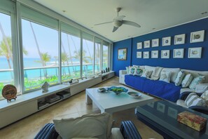 Living room with central A/C and amazing beach views.