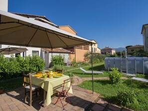 Plante, Ciel, Table, Bâtiment, Ombre, Tableau De Plein Air, Surface De La Route, Design Urbain, Mobilier De Jardin, Paysage