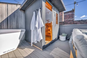Heat Up, Cool Down, Repeat 🔥🧊
Experience the best of both worlds! Rejuvenate with our private sauna and plunge setup.