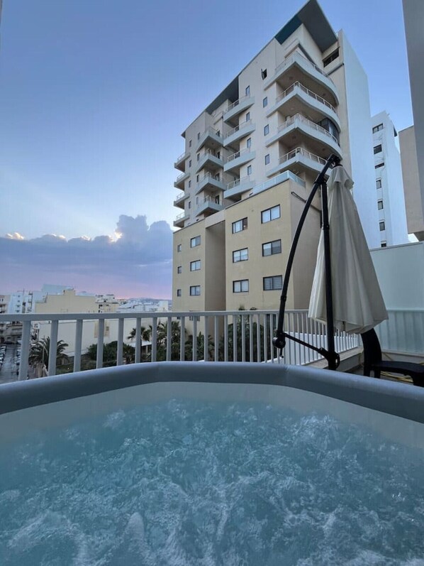 Outdoor spa tub