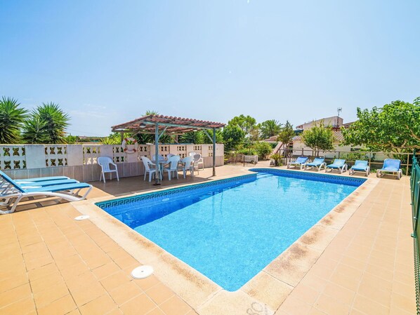 L'Eau, Ciel, Propriété, Piscine, Bâtiment, Plante, Chaise, Arbre, Ombre, Mobilier De Jardin