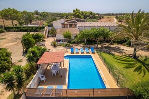 L'Eau, Propriété, Plante, Bâtiment, Arbre, Piscine, Ciel, Mobilier De Jardin, Chaise, Rectangle