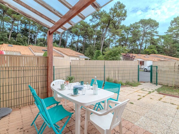 Property, Sky, Table, Plant, Building, Azure, Wood, Interior Design, Outdoor Furniture, Shade