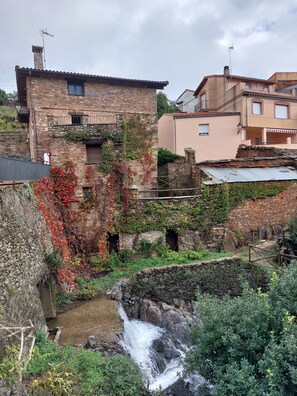 ARROYO JUNTO A LA CASA (FACHADA TRASERA)