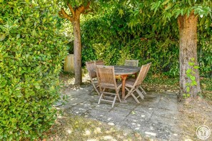 gite-carbonne-villasaintjean-jardin-terrasse