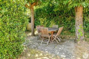 gite-carbonne-villasaintjean-jardin-terrasse