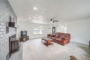 Living Room | Free WiFi | Central A/C & Heat | Smart TV