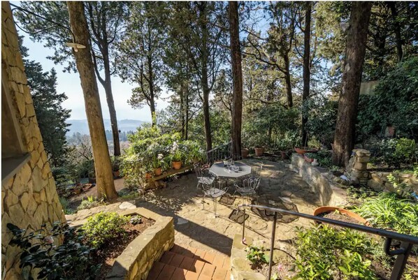 Right side garden with table for aperitivo & dinner
