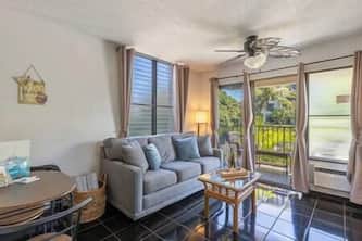 3rd floor Kihei Studio, walk to shops, dining, & the beach!