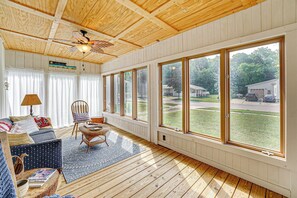 Spacious Sunroom | 1st Floor | 2-Story Home w/ Sunken 2nd-Floor Bedroom
