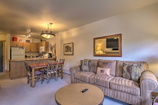 Home Decor, Furniture, Indoors, Living Room, Table
