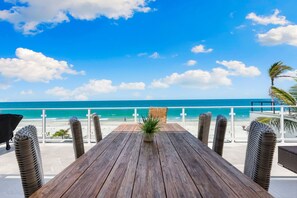 Dine al fresco with front-row seats to the Gulf and salt-kissed air