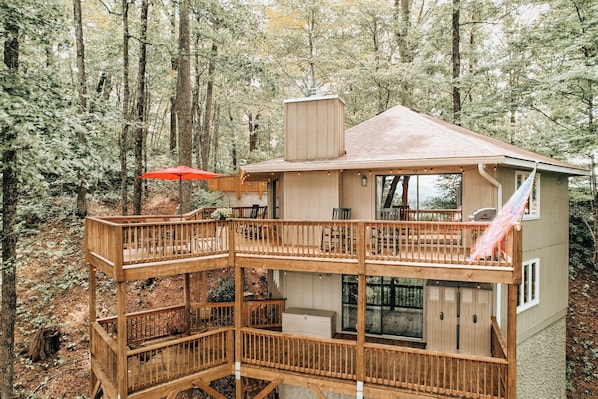 Enjoy gorgeous mountain views from this double porch set up! 