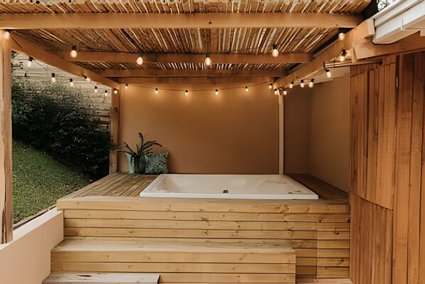 Outdoor spa tub