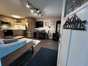 Dining Area & Kitchen 