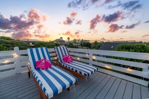 Unwind in style at our eagle's nest with breathtaking sunset views and cotton candy skies. Perfect for those magical moments of relaxation. 🌅💫