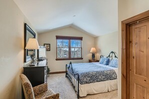 Main bedroom: King bed with en suite bathroom