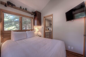 Main bedroom: Queen bed, by the kitchen