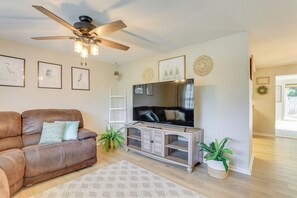 Living Room | Smart TV | Board Games