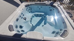 8 person hot tub