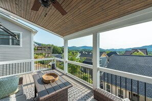 Covered deck with outdoor sofa and gorgeous mountain views!