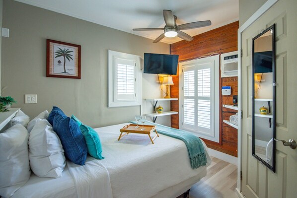 The cozy queen bed invites you to relax and unwind, ensuring a restful night’s sleep in a tranquil setting.