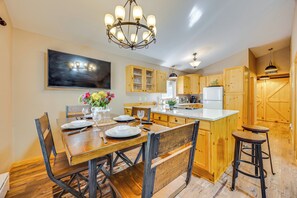 Dining Area | Smart TV | Dishware/Flatware | Electric Heating | Free WiFi