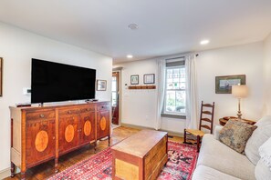 Living Room | Smart TV | Central A/C