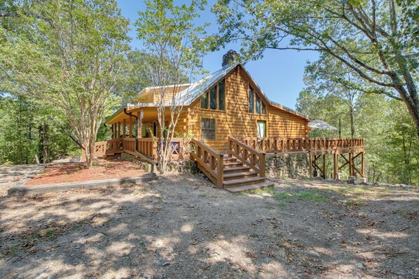 Hot Springs Vacation Rental | 3BR | 2BA | 6 Steps to Enter | 1,650 Sq Ft