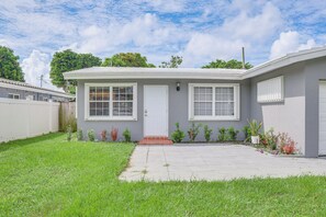 Duplex Exterior | Parking | Driveway (2 Vehicles) | Free Street Parking