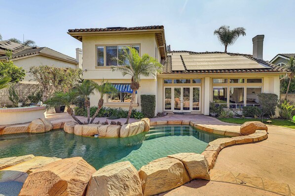 Orange Vacation Rental | 5BR | 3BA | Steps to Enter | 3,500 Sq Ft