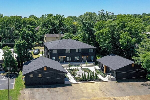 Minutes from Downtown Nashville and Broadway.