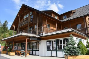 Stugans exteriör [sommar]
