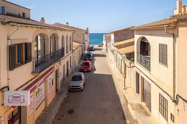 Voiture, Ciel, Fenêtre, Propriété, Véhicule, Bâtiment, Infrastructure, Beige, Quartier