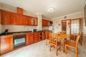 Cabinetry, Meubles, Comptoir, Bois, Cuisine, Orange, Fenêtre, Design Intérieur, Sol, Sol