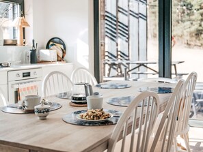 Tabelle, Geschirr, Eigentum, Dishware, Holz, Interior Design, Die Architektur, Teller, Regal, Wohnzimmer