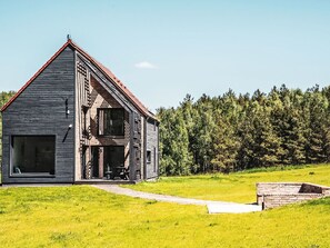 Himmel, Pflanze, Ökoregion, Gebäude, Natürliche Landschaft, Haus, Baum, Grundstueck, Holz, Gras