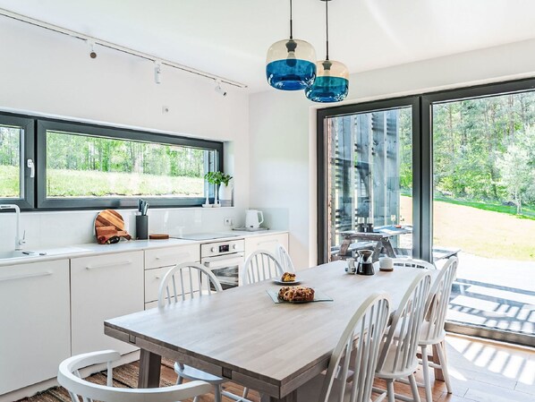 Eigentum, Tabelle, Möbel, Cabinetry, Sinken, Countertop, Azurblau, Fenster, Pflanze, Interior Design